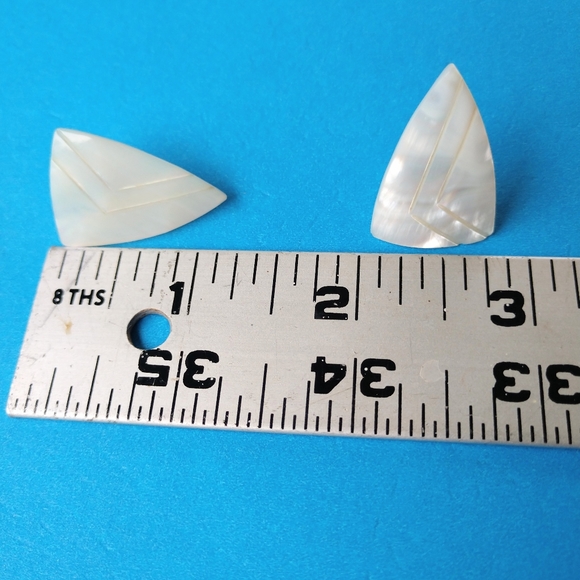 White Mother of Pearl Pierced Earrings Vintage - Picture 6 of 6